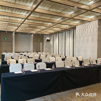 会场方正，大落地窗自然采光好