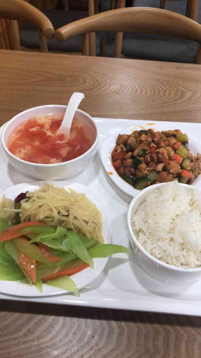 离地铁站很近,旁边有全家,新开的一家快餐店,有点像公司食堂,里面有