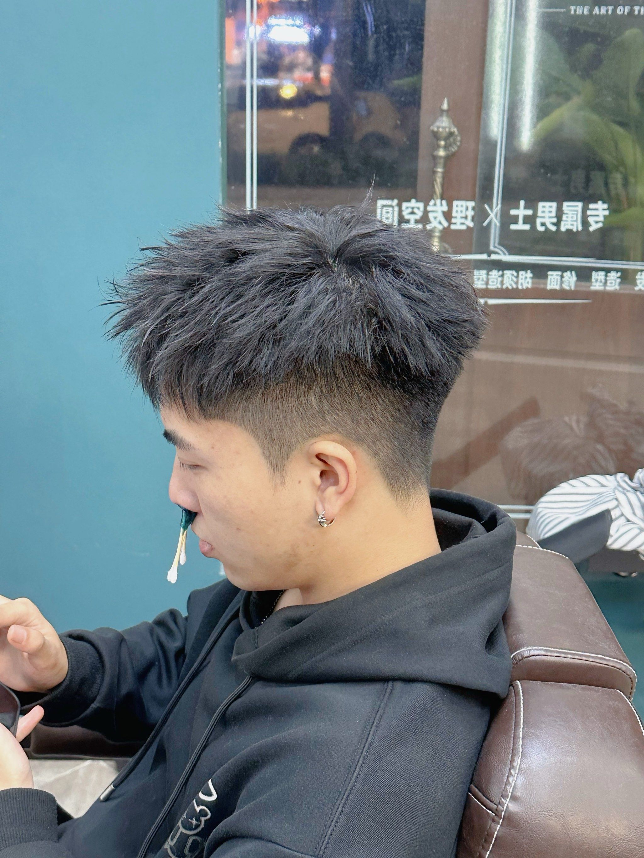 迎江店)」
这种发型将两侧的头发剃短,留下头顶区域的头发和刘海