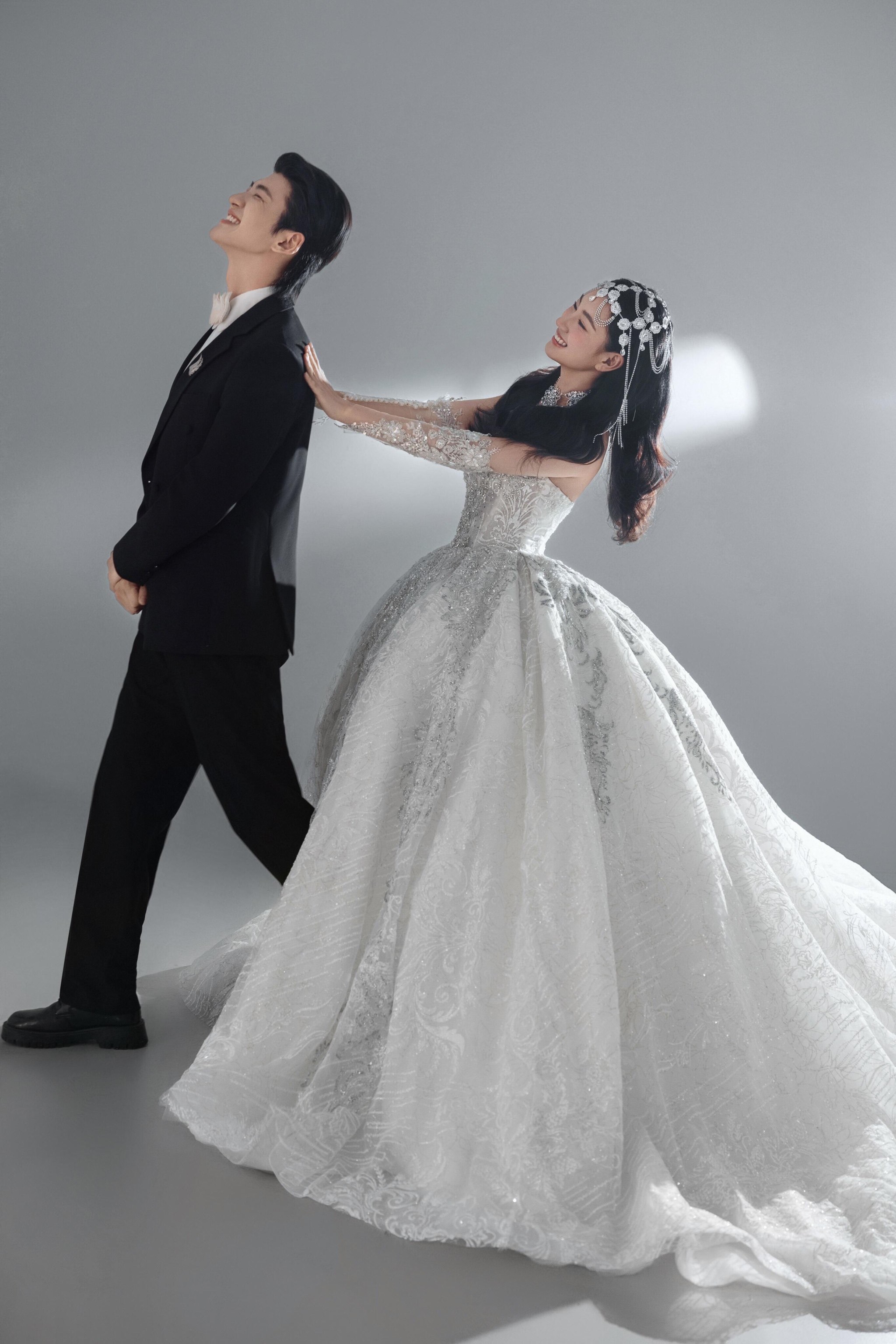 拍婚纱照怎么少得了极简主纱🤍简约灰色