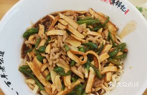 Green Pepper and Tofu Skin Noodles with Pork Strips