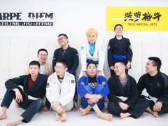 -菠萝格斗巴西柔术训练馆