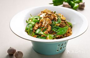 Spicy Qin Pepper Stir-Fried Pork