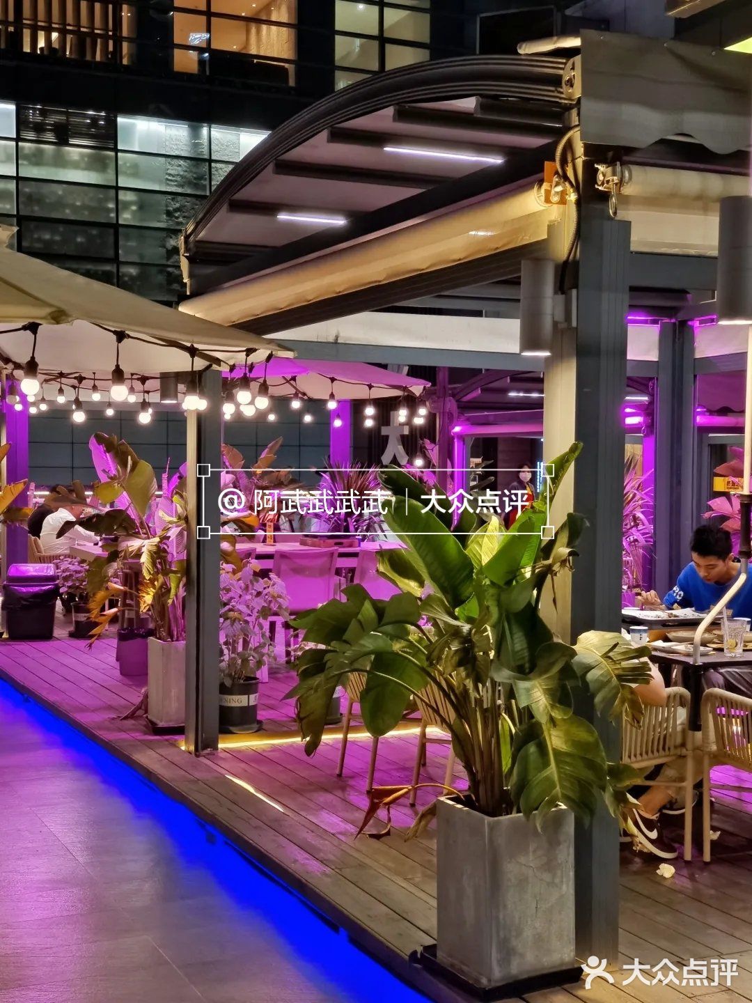 成都的夏天是不是快来了呀[害羞]和朋友喝酒吃小龙虾的宝藏天台