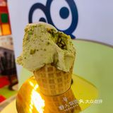 比起冬天劝我喝热水的人，我更喜欢冬天陪我一起吃冰激凌的人‼️