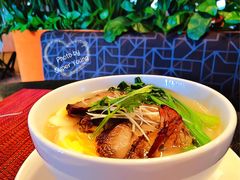 叉烧乌冬面配溏心蛋和时蔬-WOLFGANG PUCK KITCHEN & BAR(迪士尼小镇店)