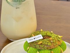 开心果树莓泡芙-Ten Olives甜点
