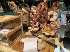 面包加黄油超级美味-大中华希尔顿酒店-念自助餐·嗨啤·小龙虾
