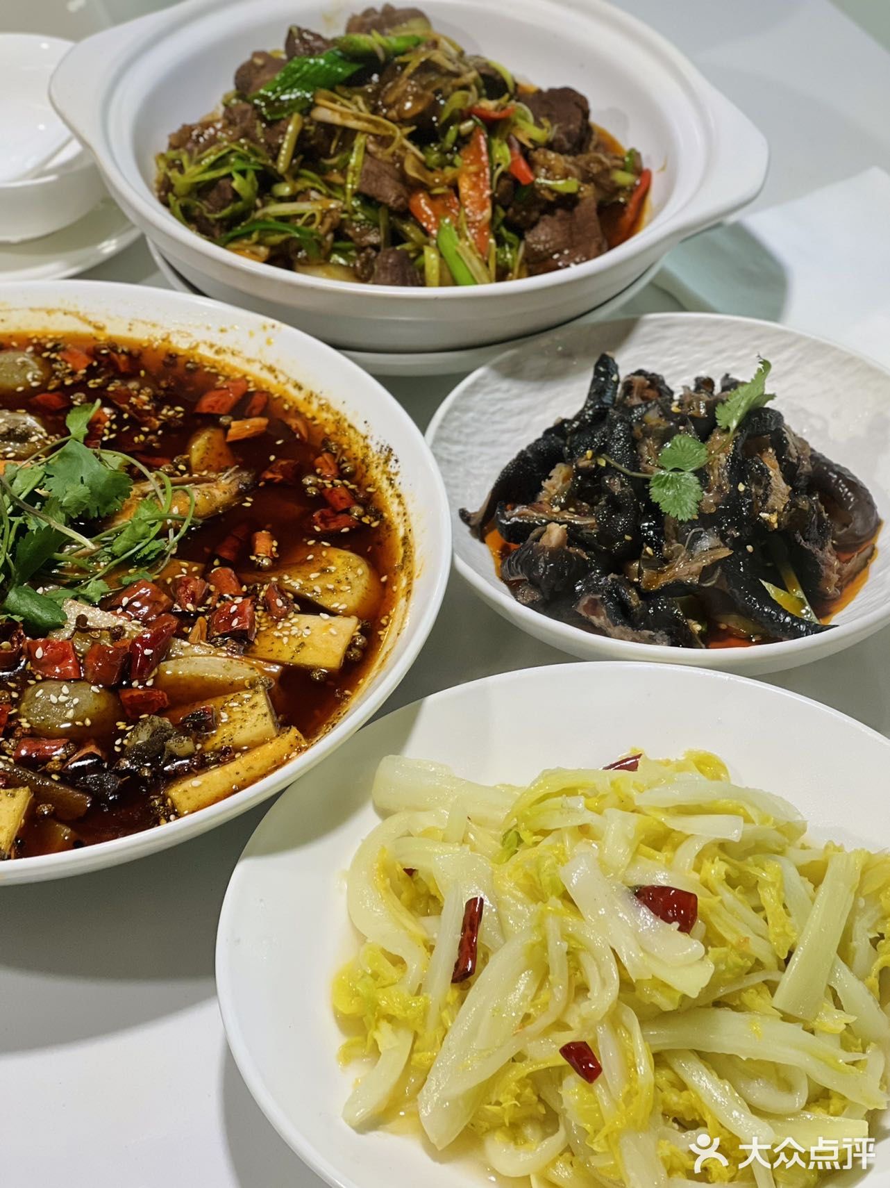 超火的live show民谣现场，居然还能吃川菜