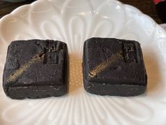 芝麻流心奶黄姑嫂饼-佬泰丰斋· 乌镇茶食餐厅
