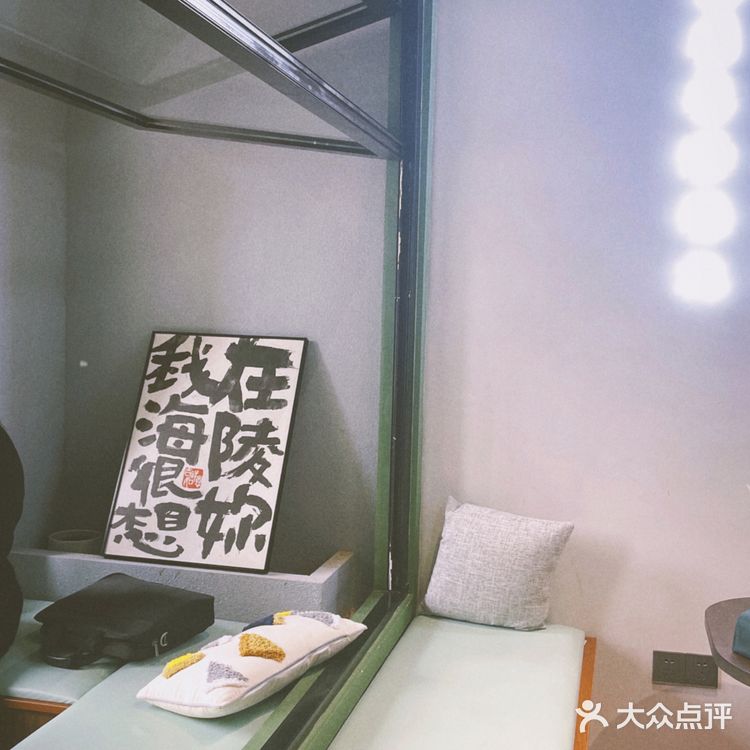 出来绕了几圈,搜了附近的咖啡馆。最近就是有瘾