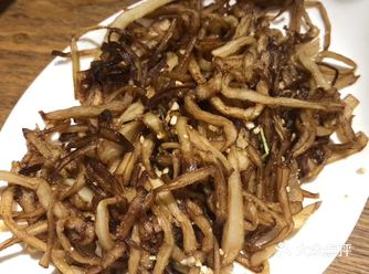 首先，今天早早就被蠢萌闺蜜叫起床，硬是等了她们画个妆