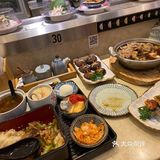 两个人吃了这么多 还有五六盘寿司