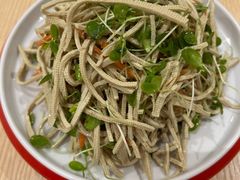香椿苗拌高碑店豆腐丝-老边饺子馆(东单店)