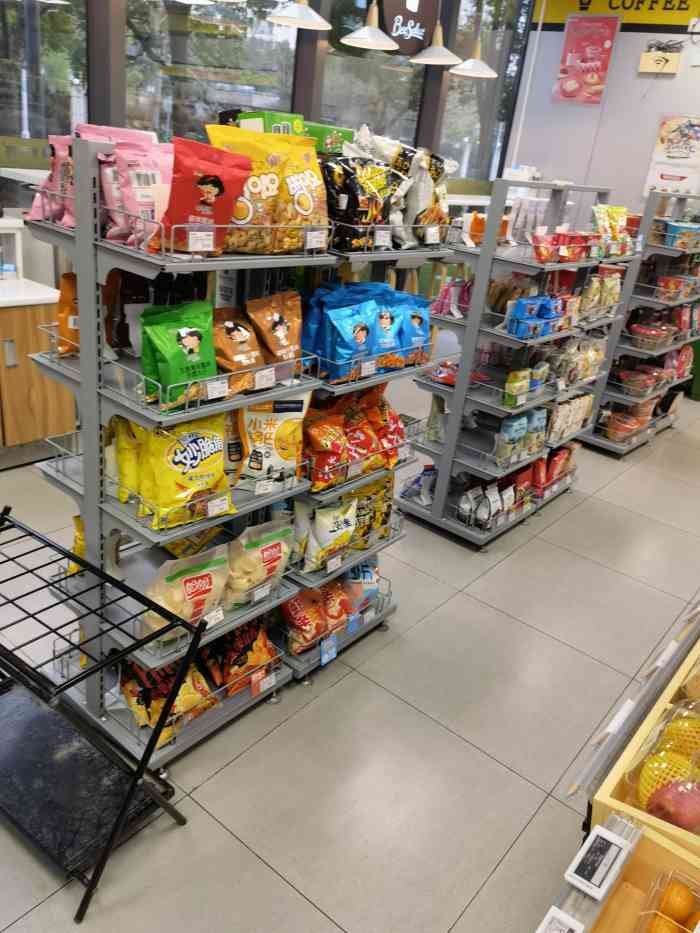 便利蜂(大宁中心三期店)-"一家半自助的超市92,夏天等车,来此地一.