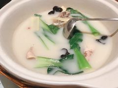 泉水鱼头-泉畔人家·老济南经典鲁菜(大明湖店)