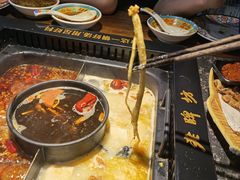 -老牌坊云南鱼豆花火锅(哈西万达店)