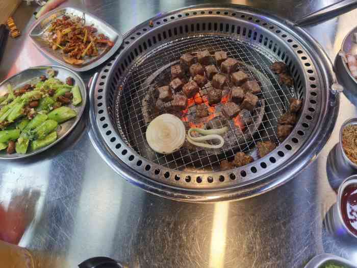 马路牙子地桌烤肉(双井店)-"之前去吃的忘记了评价,整体店面很干净,也