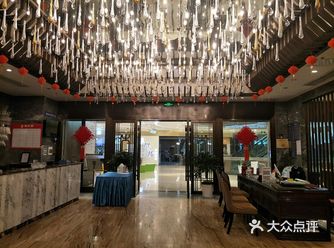俏园厅百万婚礼堂，以水晶为主打的装饰风格，美丽的吊式