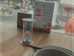 靠窗位-蜜桃餐厅·伴山(湖滨商业街店)