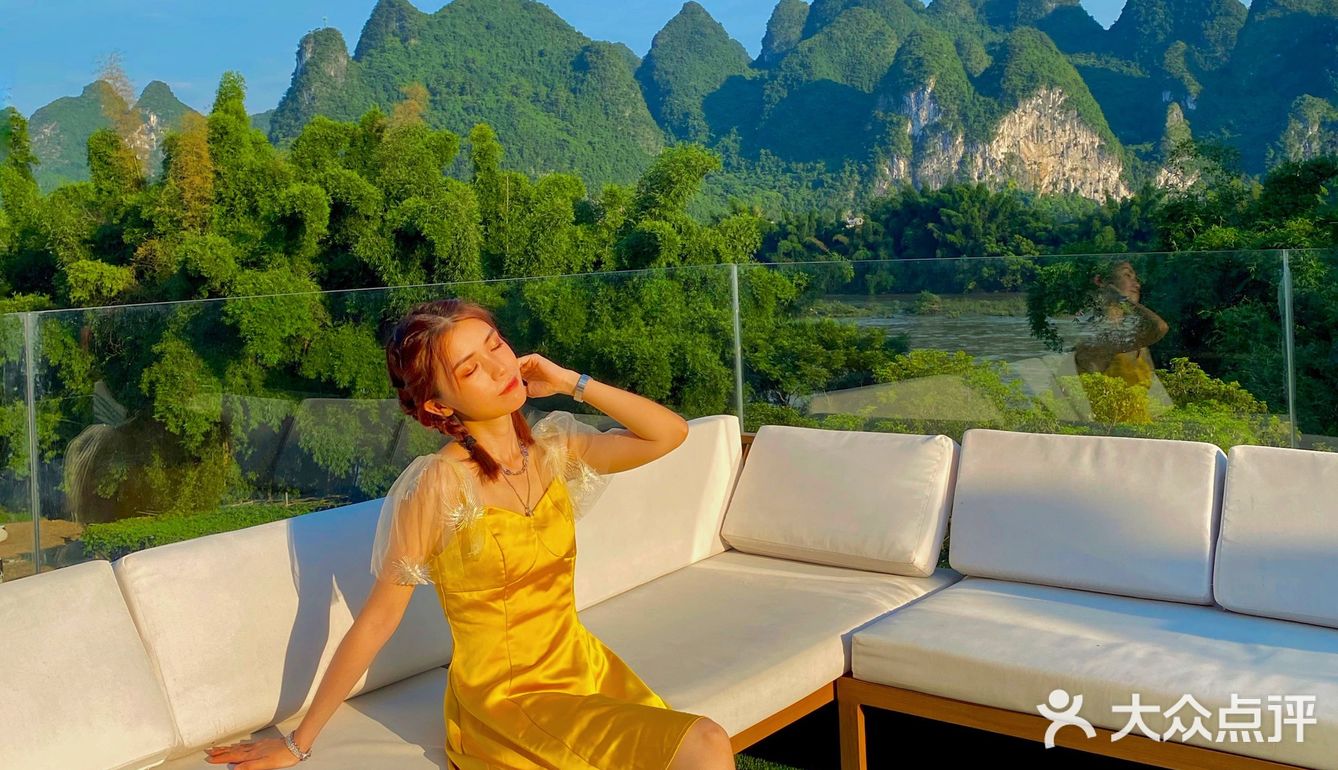 边看山景边泡澡太舒服啦！