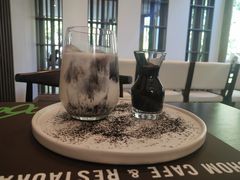 -Chom Cafe and Restaurant