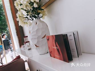 偶尔也需要放松一下，路过看到有家美容院，进店咨询有没