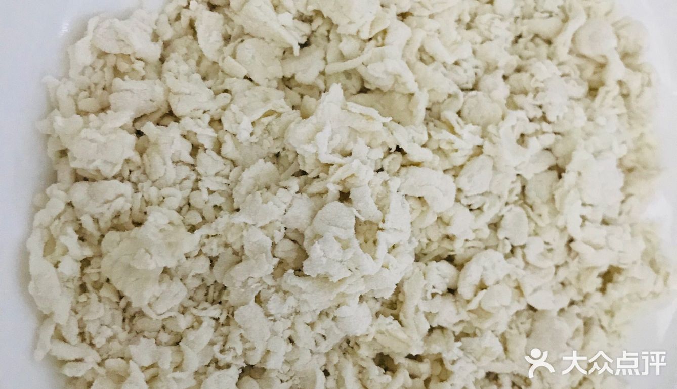 这样面疙瘩就会变大一点！鸡蛋事先炒好 起锅烧水