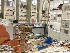 -目上眼镜·蔡司依视路授权(青浦宝龙店)