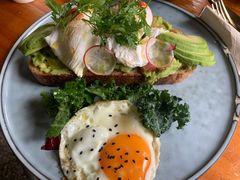 牛油果温泉蛋吐司-O'mills Sourdough Bakery&Bistro(永嘉路店)