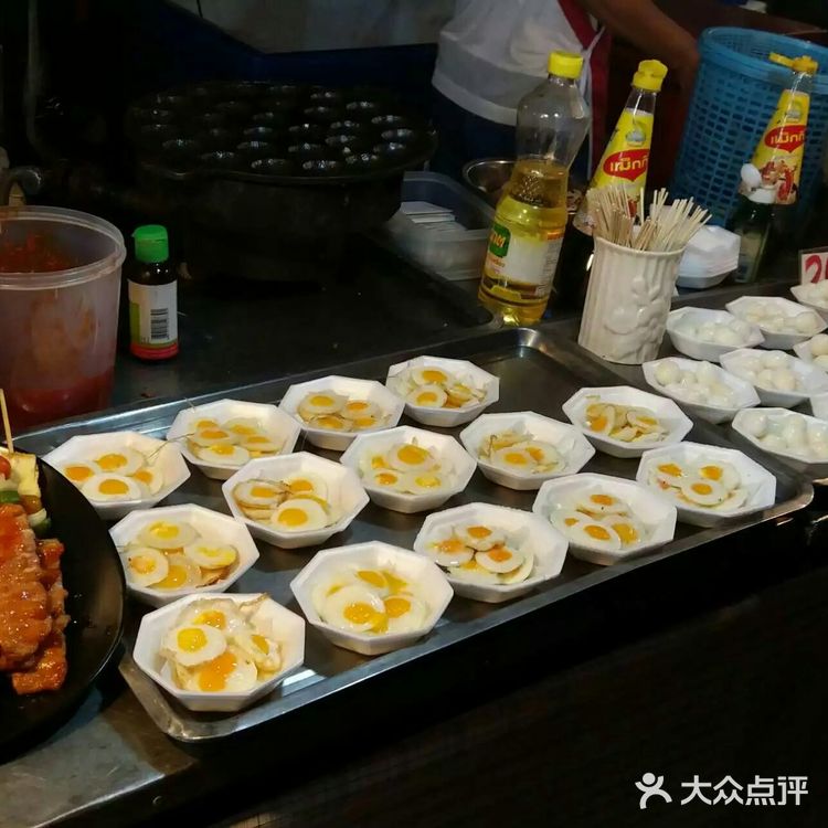 夜市上五花八门，一些画很漂亮，还有灯，但是都很难带回