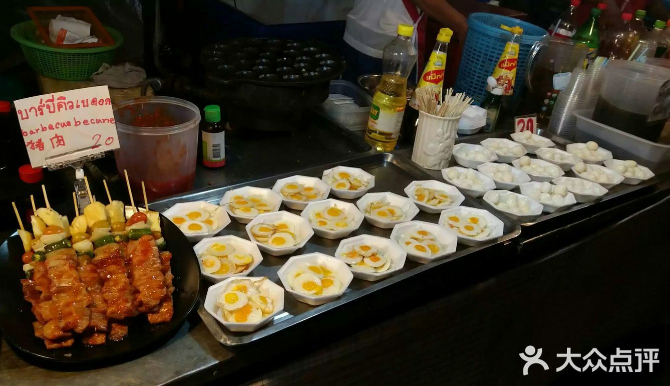 夜市上五花八门，一些画很漂亮，还有灯，但是都很难带回