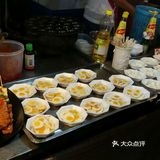 夜市上五花八门，一些画很漂亮，还有灯，但是都很难带回