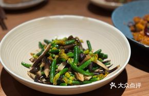 Stir-Fried Green Cucumber Strips with Chicken Mushroom