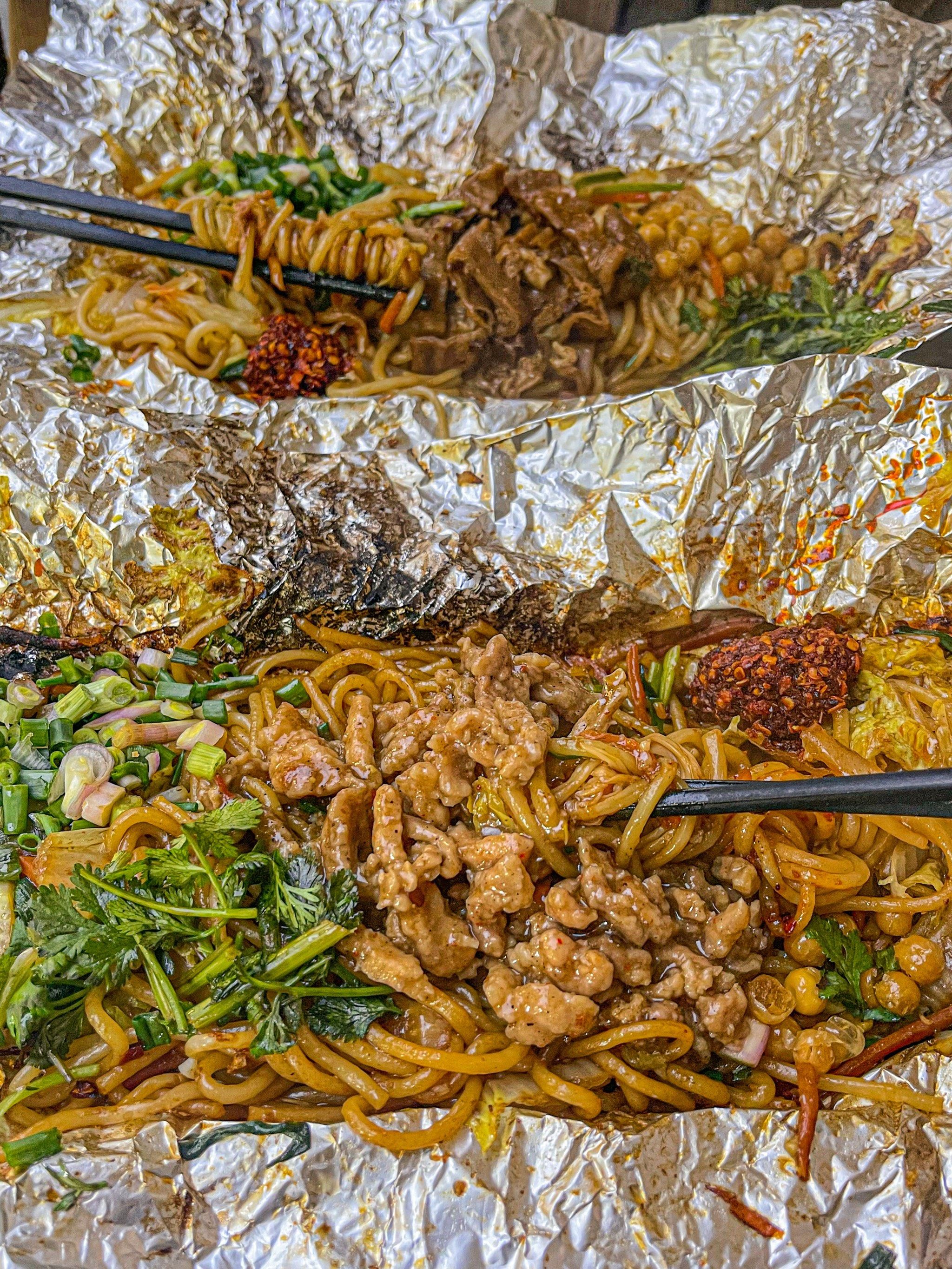 重大附近人均10r的锡纸烤米线!真的巨好吃!