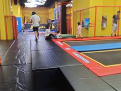-爱蹦iBOON蹦床运动馆(江汉店)