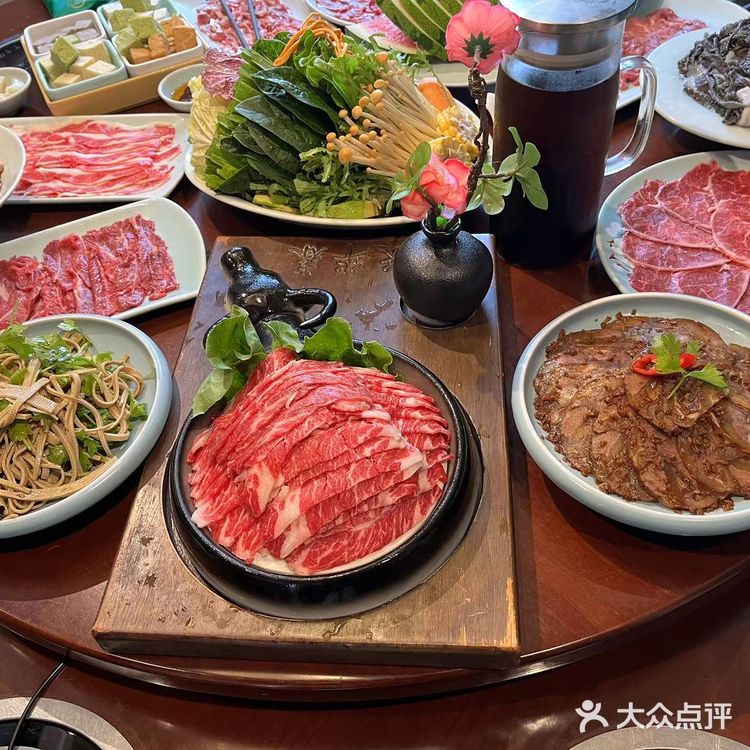 这家店不光有鲜切的牛肉羊肉还有特别好吃的凉菜