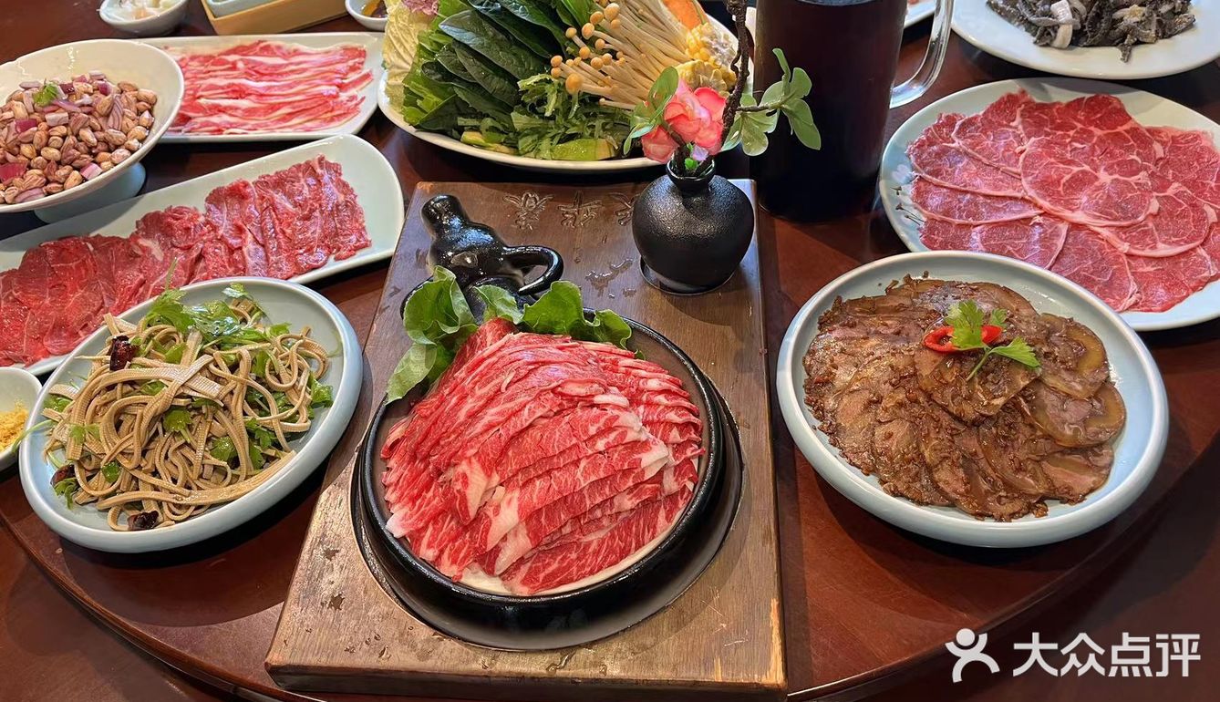 这家店不光有鲜切的牛肉羊肉还有特别好吃的凉菜