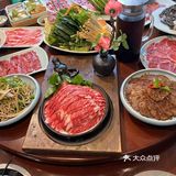这家店不光有鲜切的牛肉羊肉还有特别好吃的凉菜