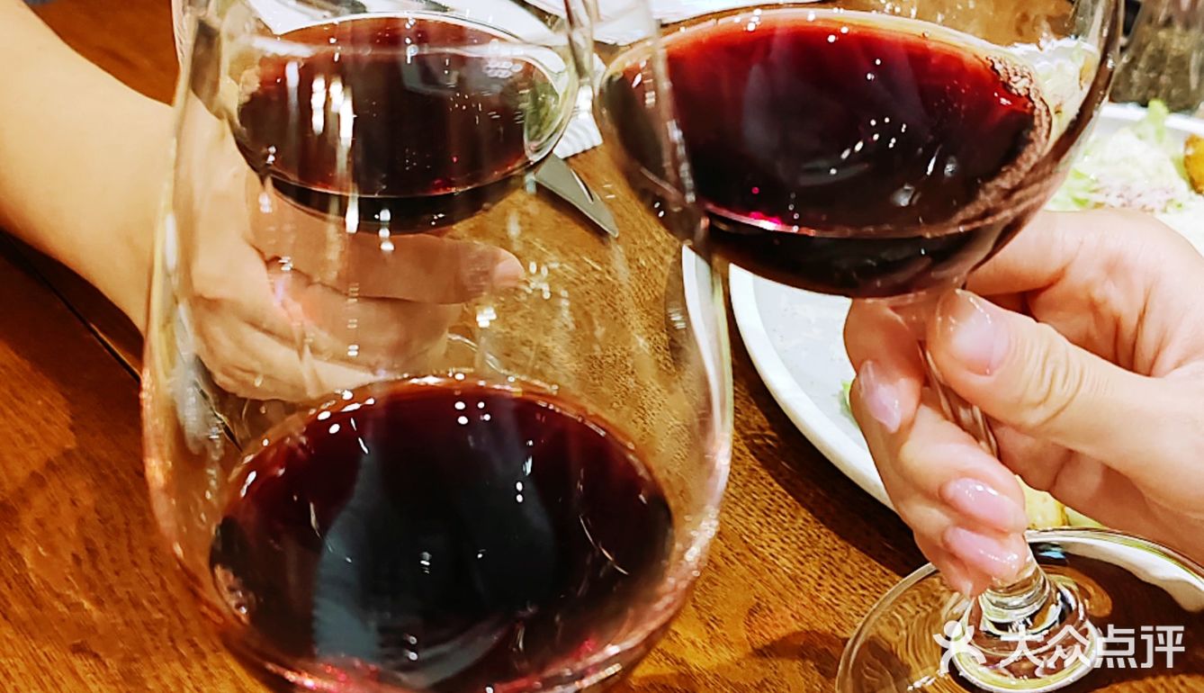 姐妹情[爱心]在红酒与牛排之间