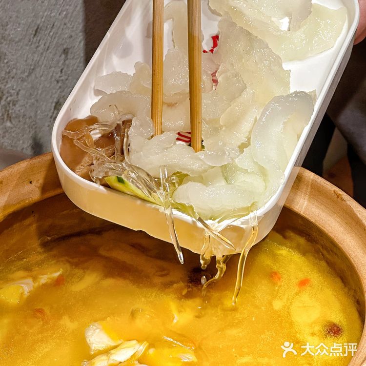 小伙伴说，在杭州吃港式打边炉，只去林记，老好吃了