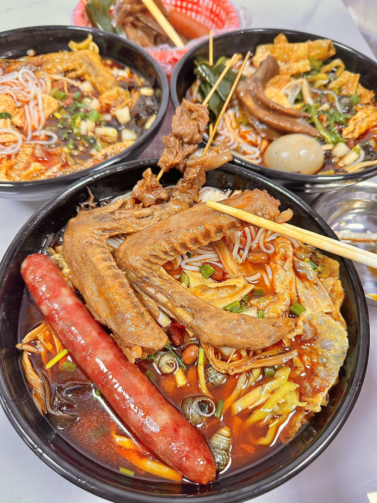 n六点多这样出摊,鸭头,鸭翅,鸭脚……
荤的素的都有!