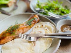 烟熏三文鱼配烤饺子皮和芥末籽酱-BOR Eatery(安福路店)