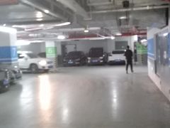 -绿地缤纷城-停车场