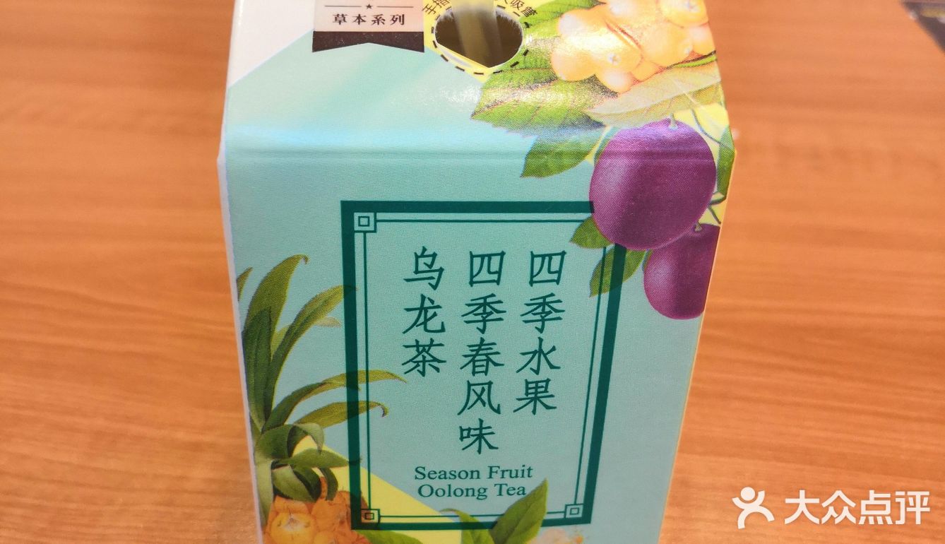 四季春风味乌龙茶  水果味道很清爽，乌龙茶有淡淡的味