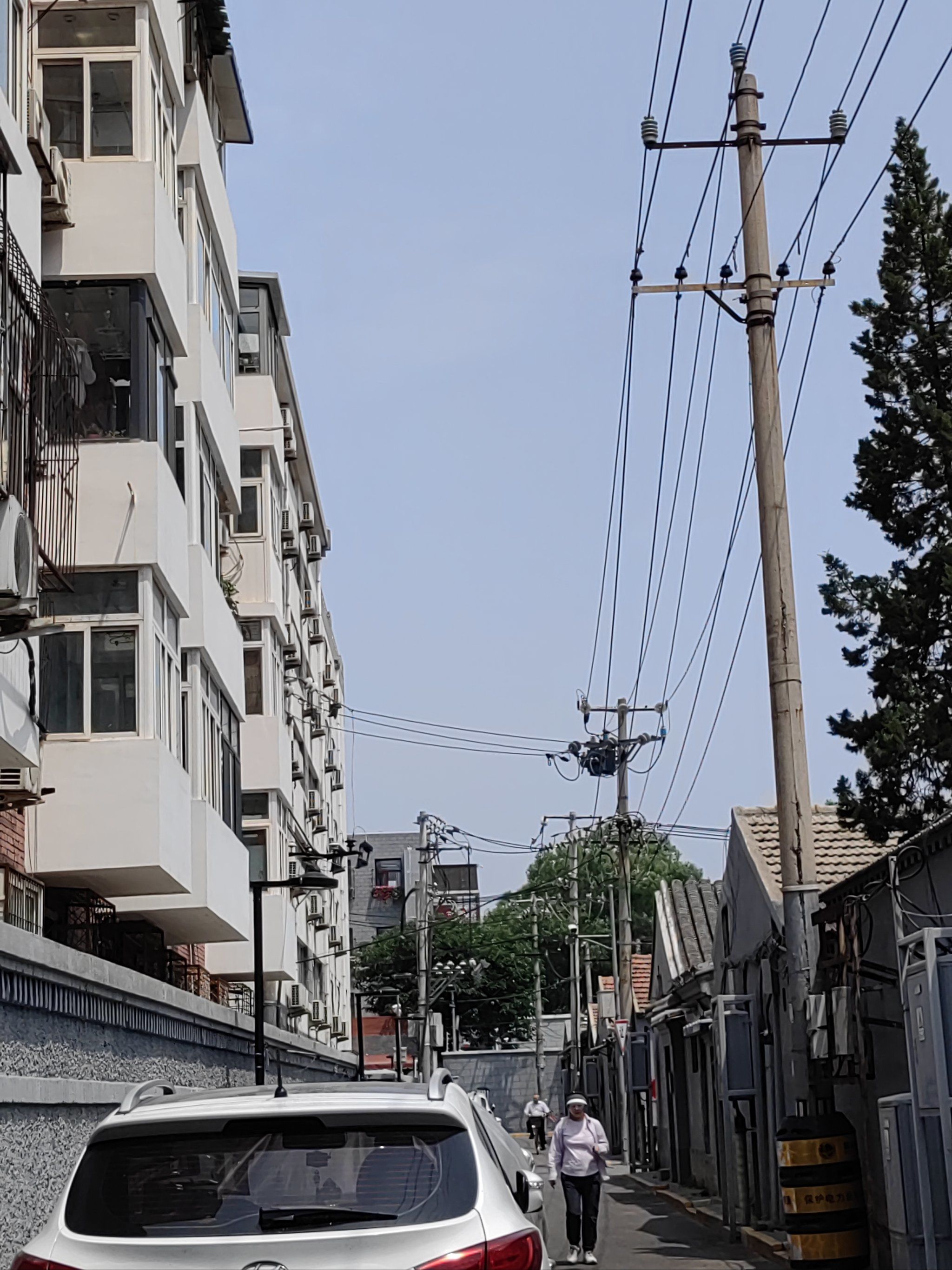 北起新开路胡同,南止栖凤楼胡同,东与北极阁头条,二条,三条,四条相通.