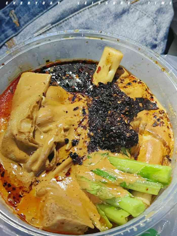 路过金台路特意绕道欧记打包了70块钱的麻辣烫带回家当晚餐非常好吃