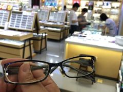 -美式眼镜·授权蔡司.依视路.尼康.豪雅.明月(人民广场店)