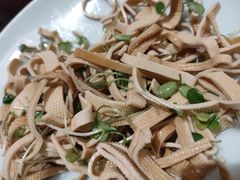 豆腐皮拌香椿苗-老牌坊鲁菜名店(宽厚里店)