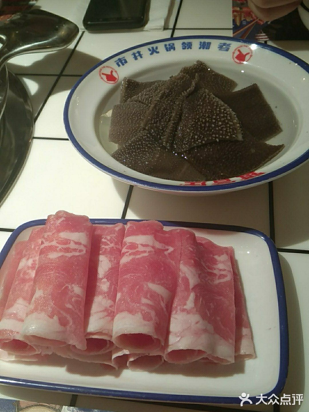 新鲜的脆毛肚，血红的鸭血，趴在沙冰上的鸭肠